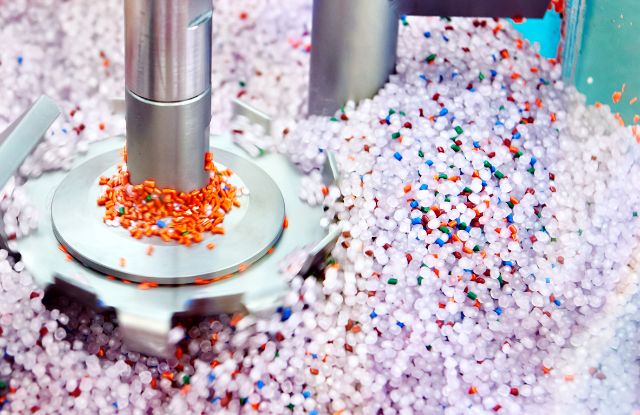 Secondary raw plastic materials undergoing pigmentation