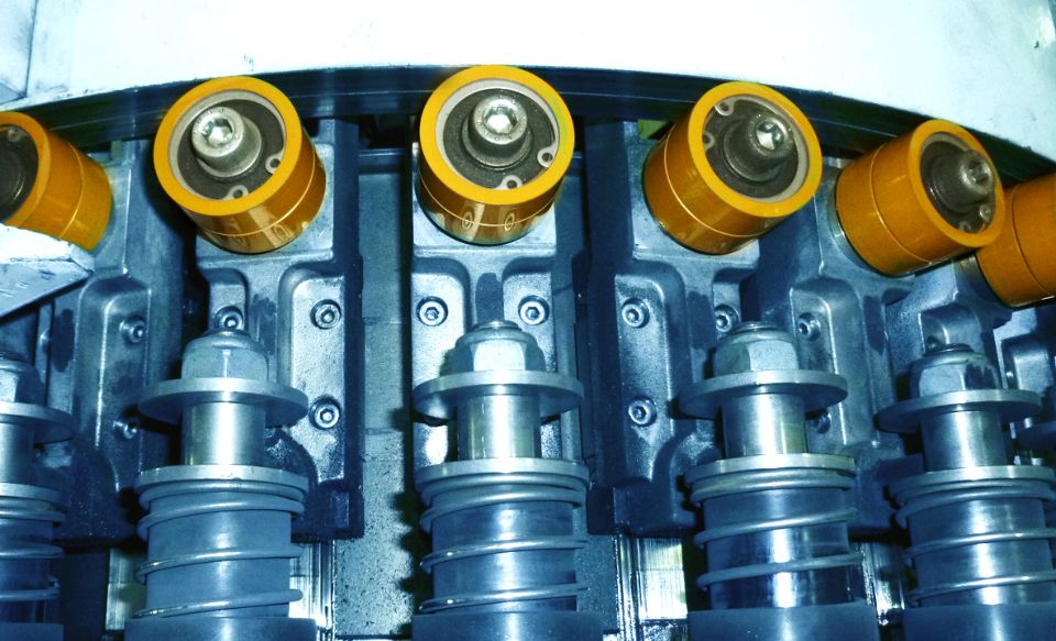 High-impact resistant Duratron® PAI rollers on a beverage bottle conveyor